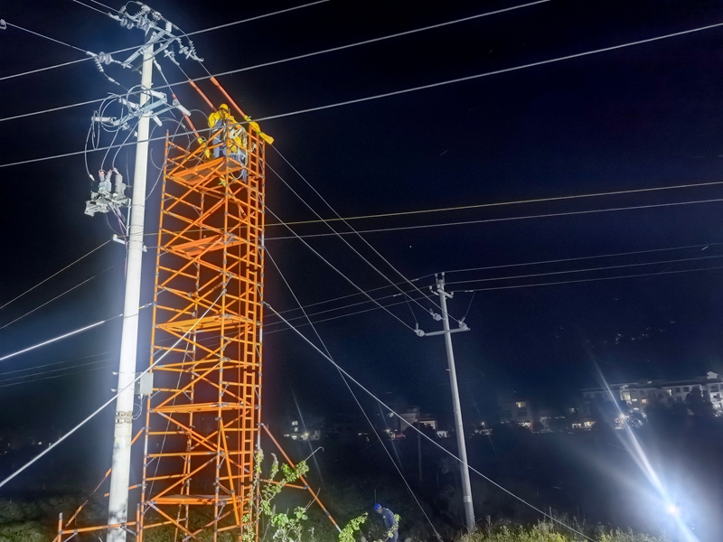 在貴州省黔東南苗族侗族自治州榕江縣忠誠鎮10千伏忠工Ⅱ線福工聯絡線1號桿處，南方電網貴州凱里榕江供電局工作人員首次采用絕緣平臺開展帶電作業工作。胡乾攝