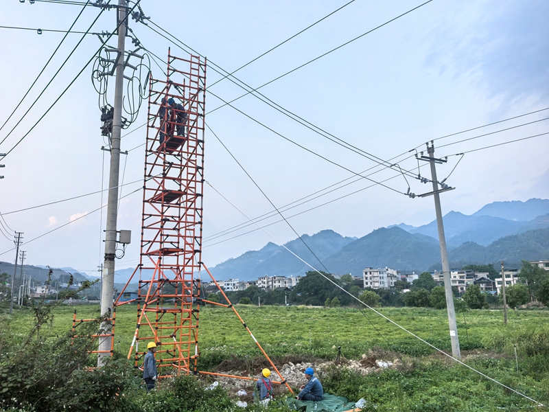 在貴州省黔東南苗族侗族自治州榕江縣忠誠鎮10千伏忠工Ⅱ線福工聯絡線1號桿處，南方電網貴州凱里榕江供電局工作人員首次采用絕緣平臺開展帶電作業工作。胡乾攝