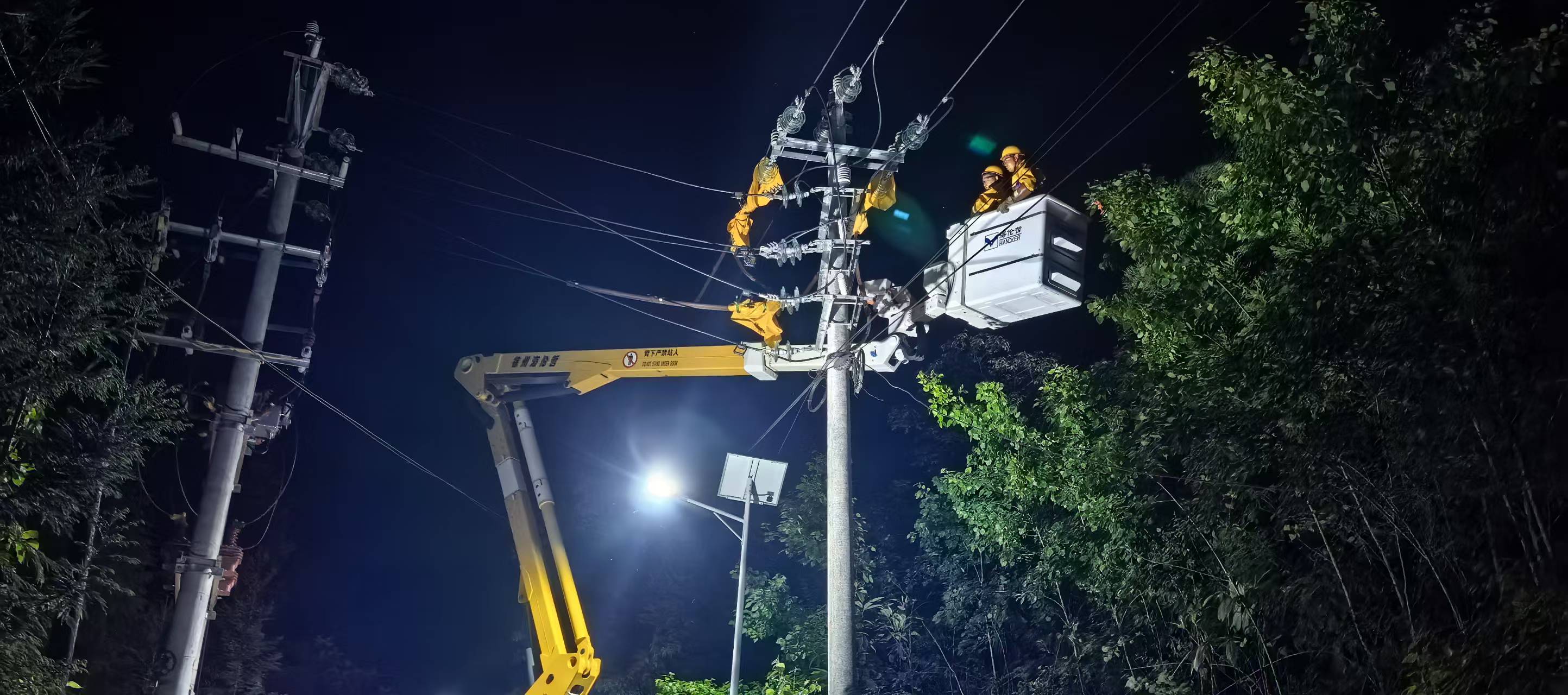 10千伏龍石線夜間作業現場。