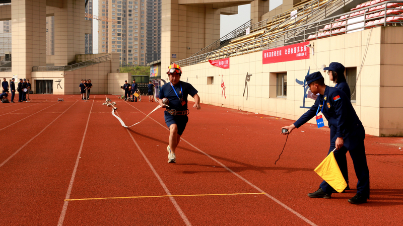 參賽者正在比賽 修文縣融媒體中心。王葉子攝