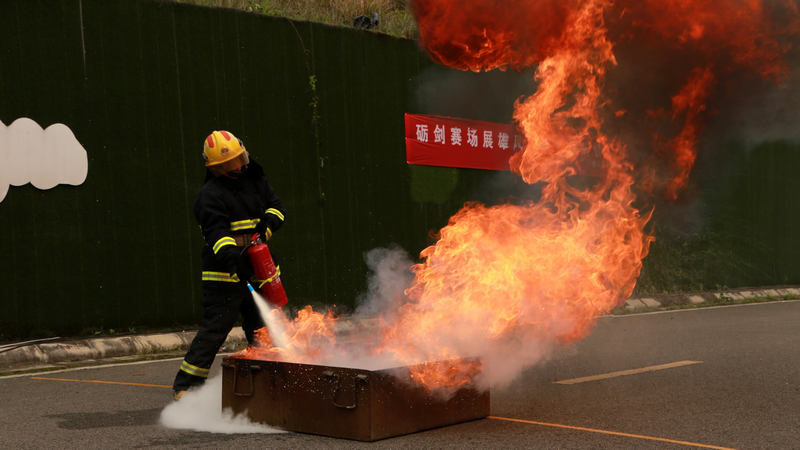 消防員滅火 修文縣消防救援局。馮洋洋攝