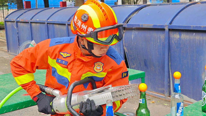 液壓擴張鉗轉移乒乓球比賽項目 修文縣消防救援局。馮洋洋攝