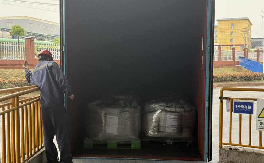 全國首票再生黑粉“口岸屬地一體化”進口落地貴州銅仁。