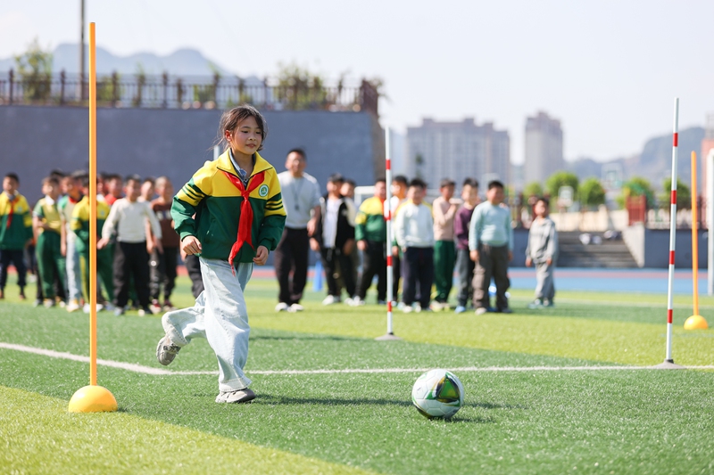 4月9日，學(xué)生在貴州省丹寨縣第三小學(xué)足球場(chǎng)上開展足球訓(xùn)練。