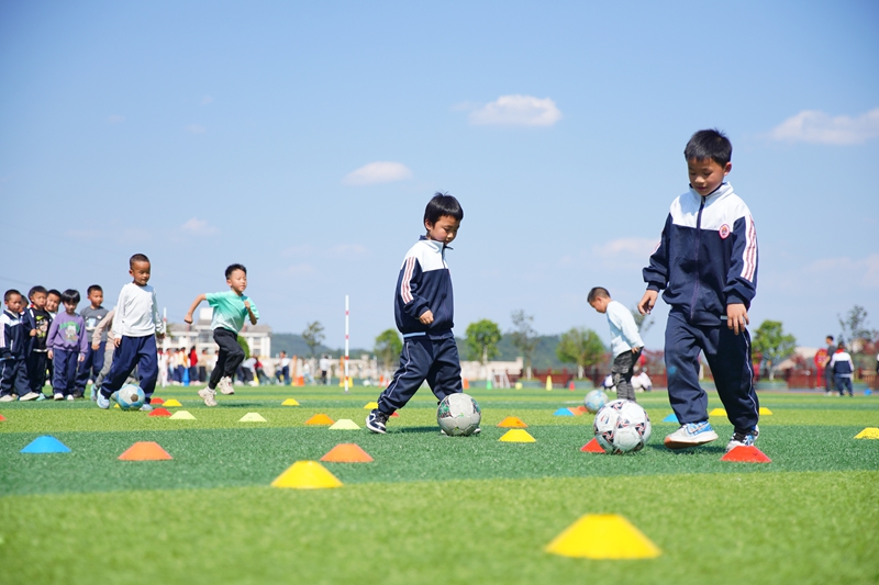 4月9日，學(xué)生在貴州省丹寨縣第三小學(xué)足球場(chǎng)上開展足球訓(xùn)練。