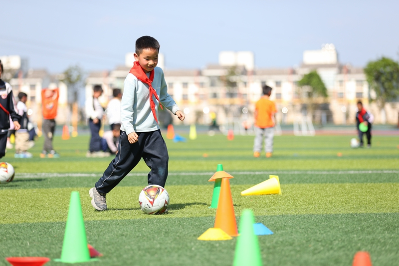 4月9日，學(xué)生在貴州省丹寨縣第三小學(xué)足球場(chǎng)上開展足球訓(xùn)練。