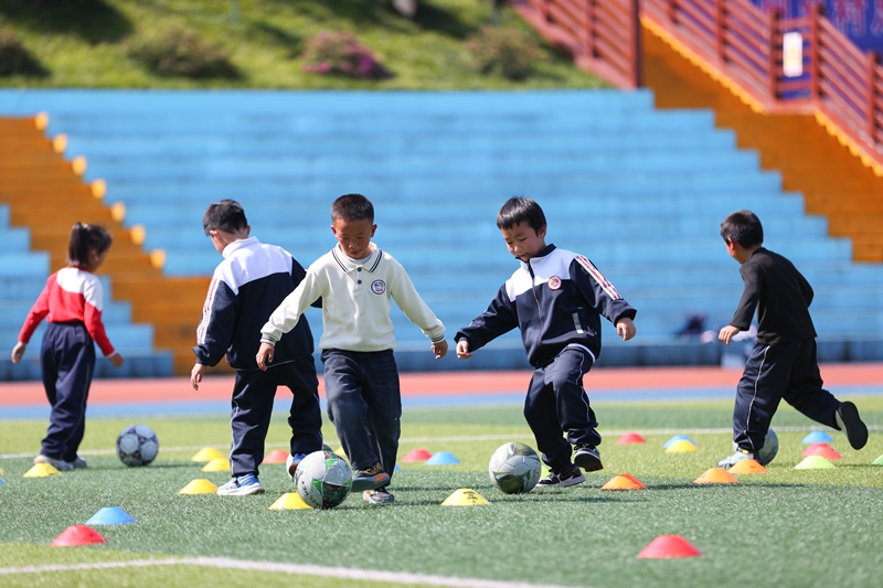4月9日，學(xué)生在貴州省丹寨縣第三小學(xué)足球場(chǎng)上開展足球訓(xùn)練。