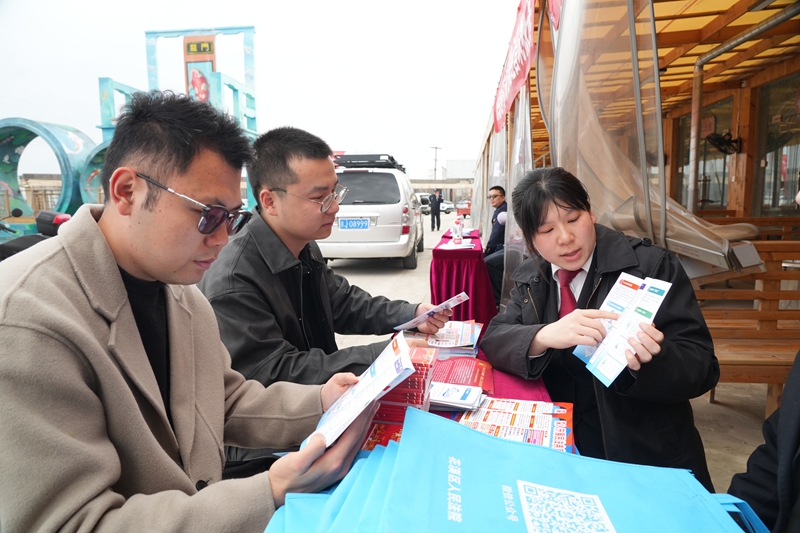 精準普法進園區(qū)， 法治服務(wù)直達市場前沿。花溪區(qū)人民法院供圖.JPG