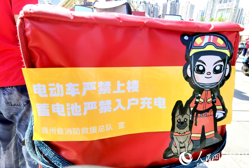 張貼在外賣箱上的消防宣傳提示。人民網記者 王秀芳攝.jpg