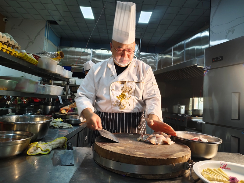 廚師正在切制赫章縣雷竹筍佳肴食材。 周靈君 攝.jpg