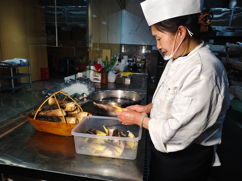 廚師正在制作赫章縣手剝雷竹筍。 周靈君 攝.jpg