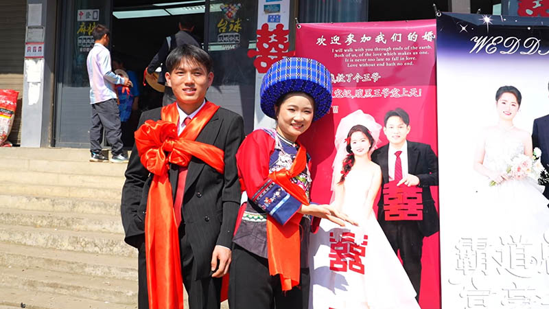 新郎黃金和新娘龔金金。