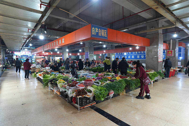 農(nóng)貿(mào)市場(chǎng)上春菜上市人流滿滿。