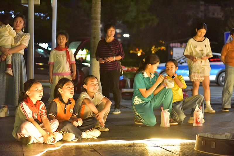 觀眾席地觀賞。