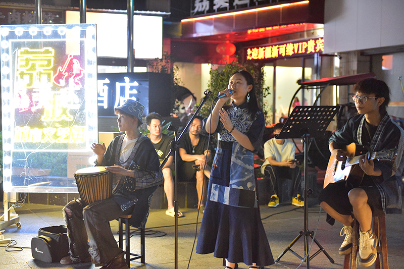 城市文藝角樂隊演奏。