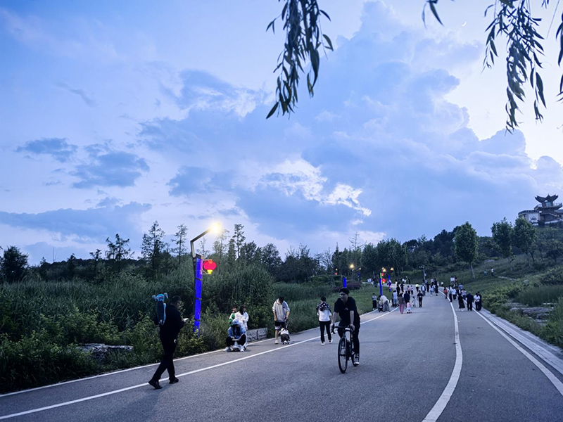 游客、當地居民正在威寧草海北坡公園散步。