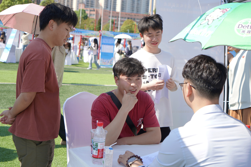 貴州省2026年春季促就業(yè)攻堅(jiān)行動(dòng)教育類專場雙選會(huì)現(xiàn)場。