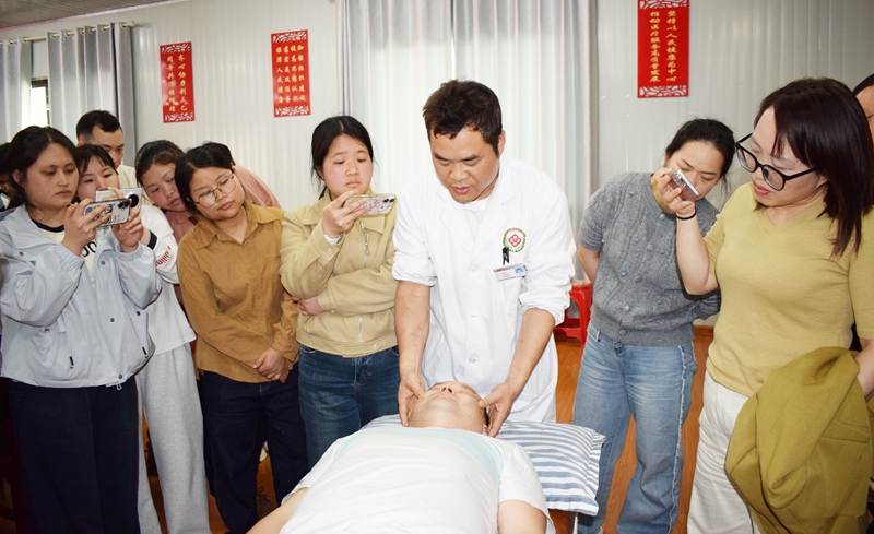 松桃為中醫類專業技術人員充電蓄能。