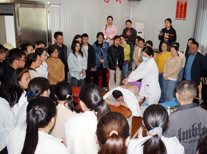 松桃為中醫類專業技術人員充電蓄能。