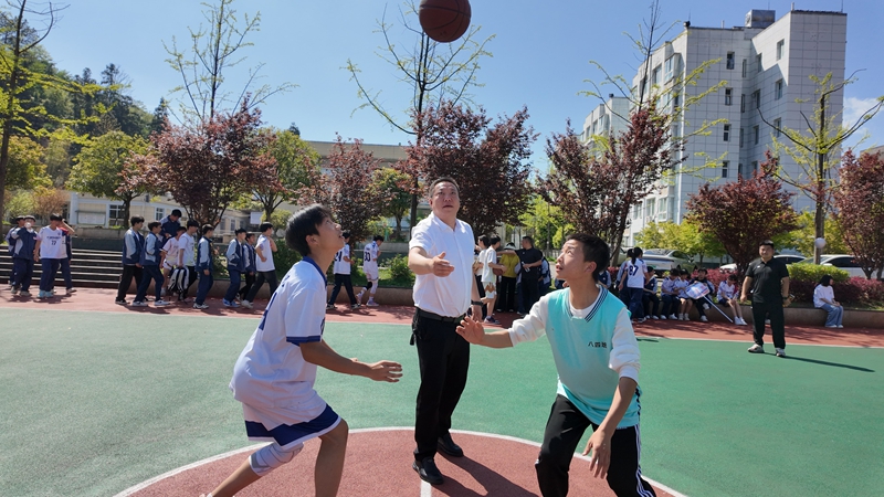 校長拋球啟賽，籃球賽場青春對決正式打響。羅霜 攝.JPG