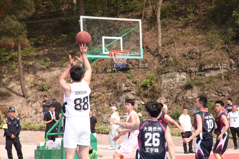 開(kāi)陽(yáng)縣“硒B(niǎo)A”小組賽揭幕戰(zhàn)比賽現(xiàn)場(chǎng)。1