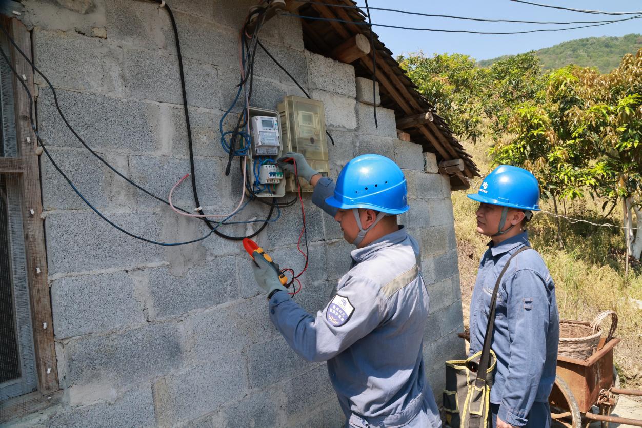 工作人員對芒果園區(qū)用電設(shè)備進(jìn)行電壓電流檢測。