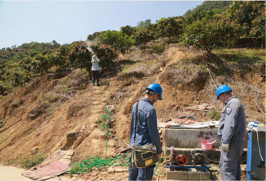工作人員檢查果農(nóng)澆灌用電設(shè)備。