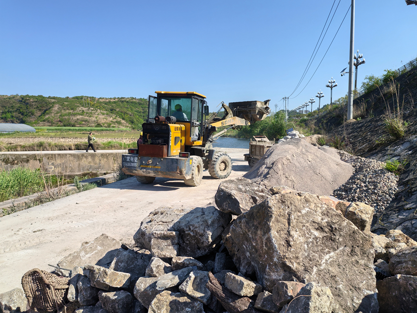 施工現場，挖掘機、微型運輸車來回運轉。