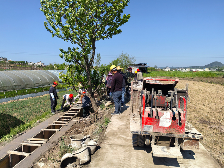 修文縣陽明洞街道大青村十組、十一組一派繁忙的施工場景。