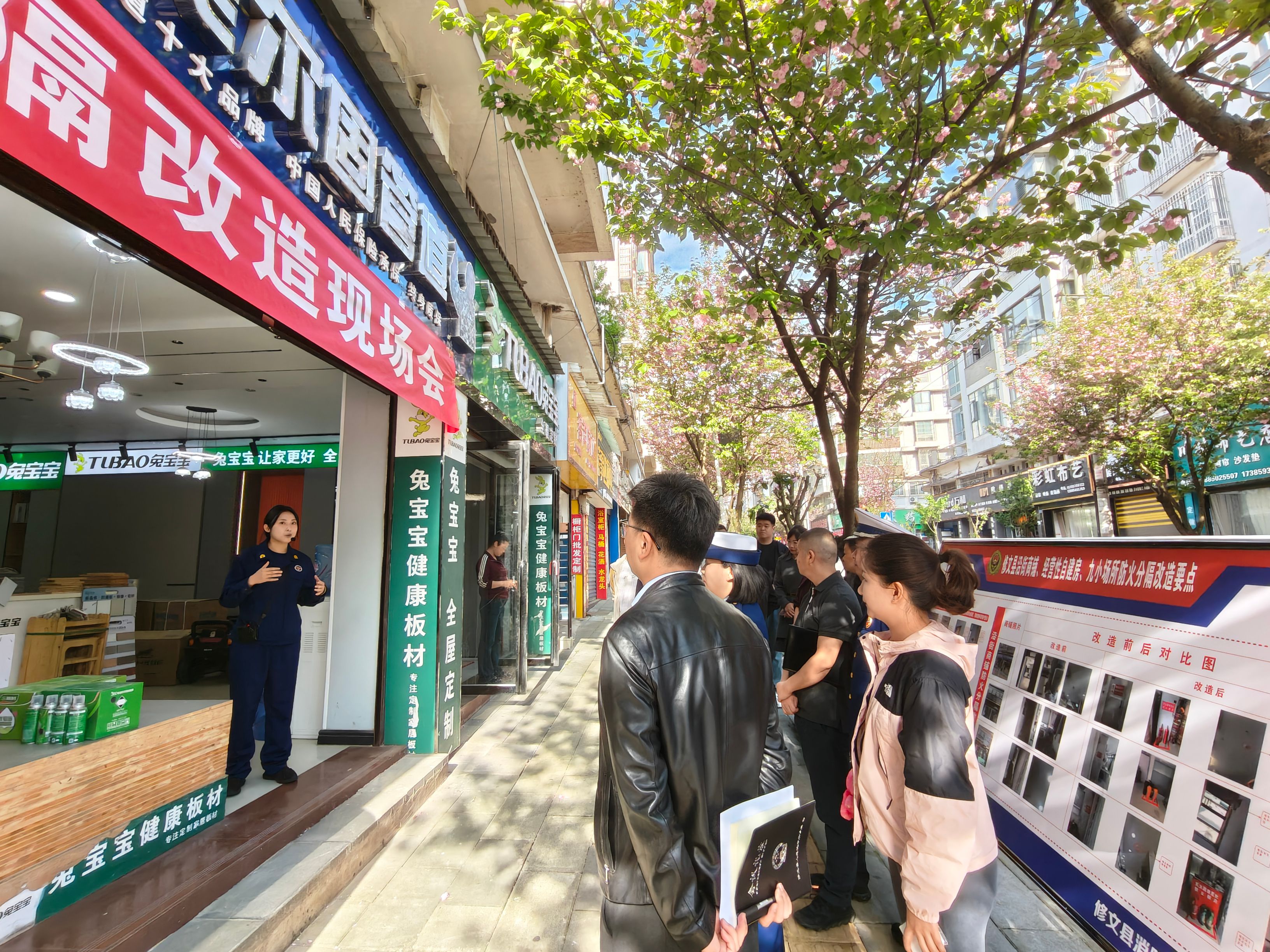 活動現場設置了消防安全宣傳展板,集中展示自建房火災風險、防火分隔標準、改造流程和典型案例。馮洋洋攝