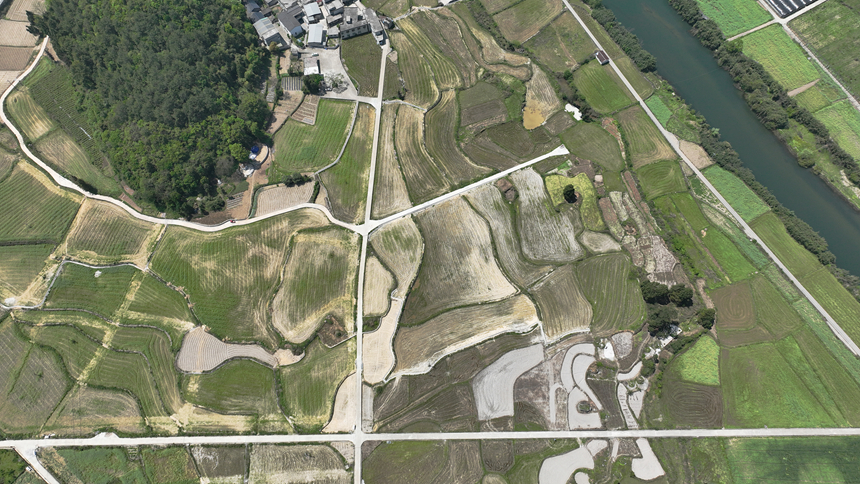 龍里縣灣灘河田壩一角。