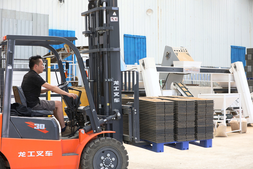 叉車運送育秧浮盤。