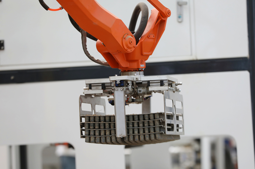 智能化抓取運送育秧浮盤。