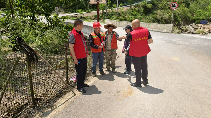 護(hù)林員日常巡護(hù)。