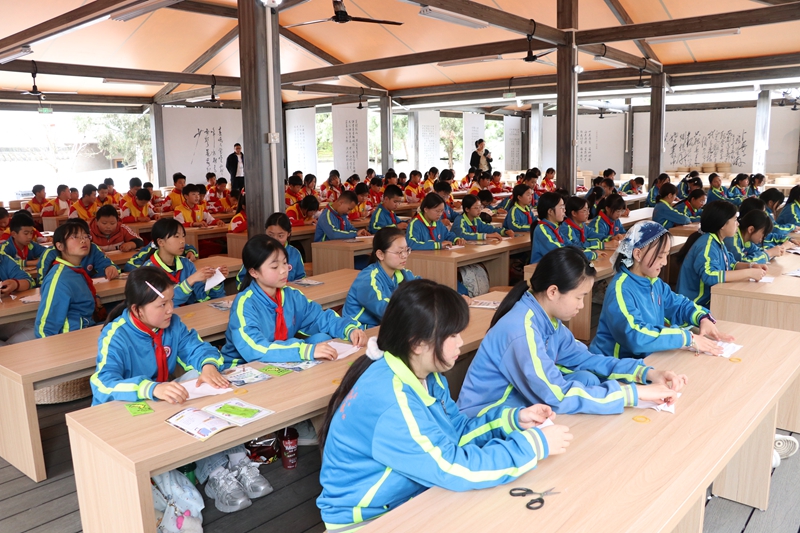 “碧水長歌”丁家寨研學基地 非遺扎染課堂,學生領略傳統手工藝的獨特魅力邱雪 攝2.jpg