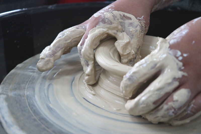 “碧水長歌”丁家寨研學基地 在土陶館學生感受傳統陶藝匠心之美 邱雪 攝.jpg