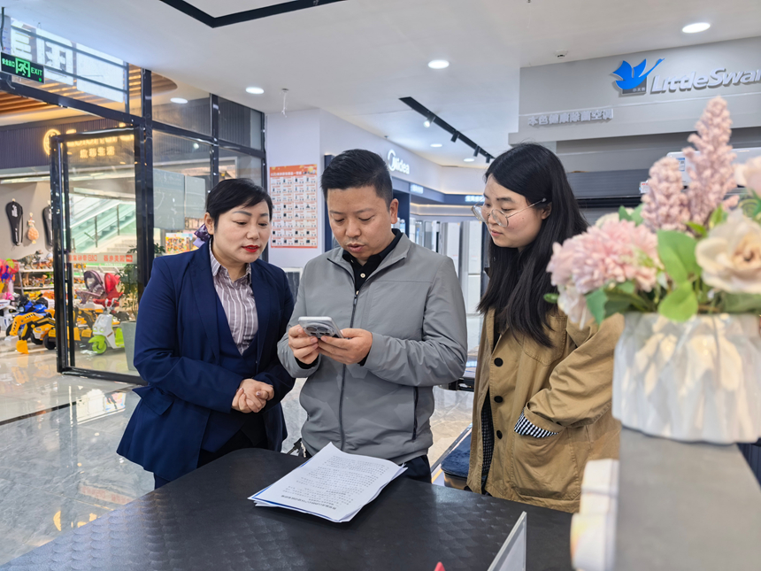 工作人員還深入商鋪開展入戶宣傳。