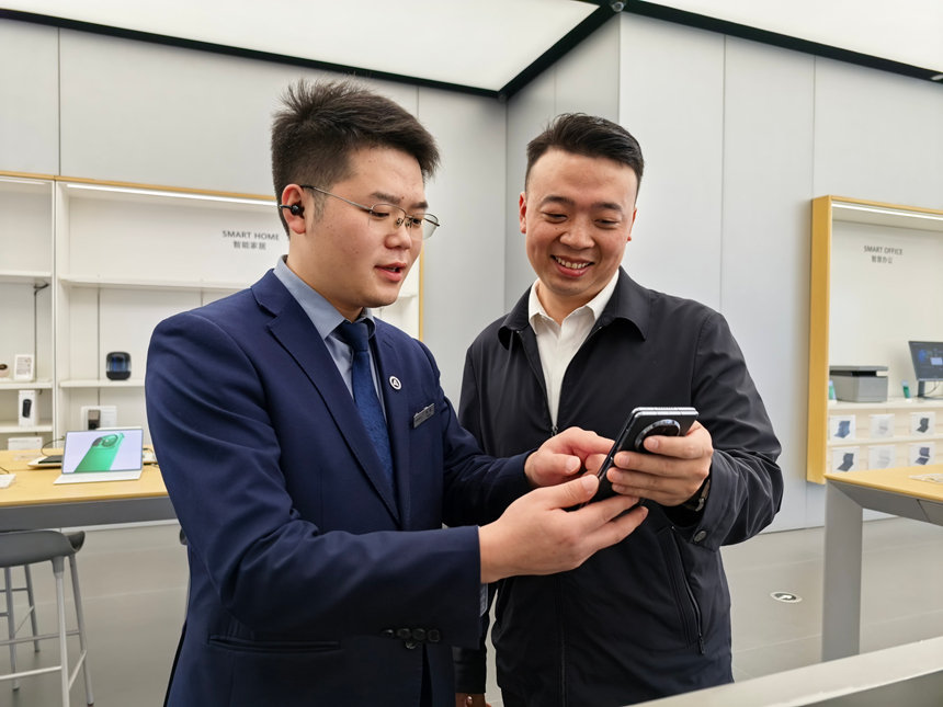 商戶指導客戶參與有獎發票活動。