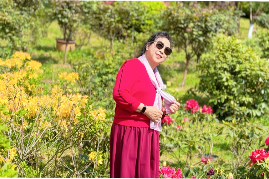 游客融入景色中 留下美麗瞬間。吳成艷攝