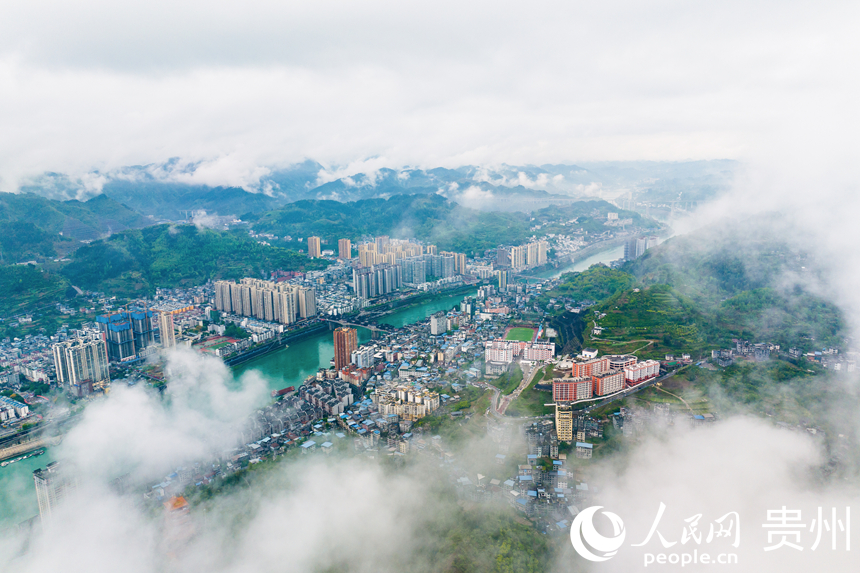 航拍雨后的貴州省銅仁市沿河土家族自治縣城。人民網(wǎng)記者 涂敏攝