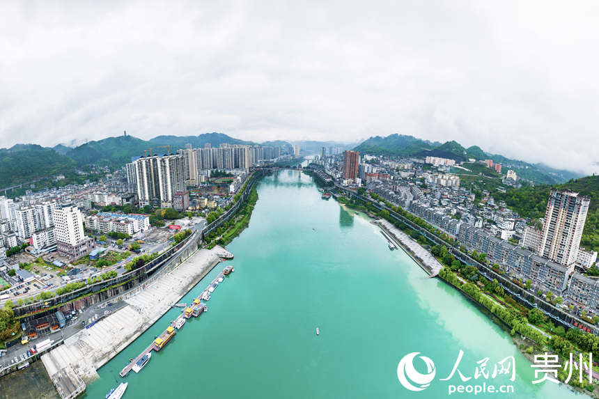 航拍雨后的貴州省銅仁市沿河土家族自治縣城。人民網(wǎng)記者 涂敏攝