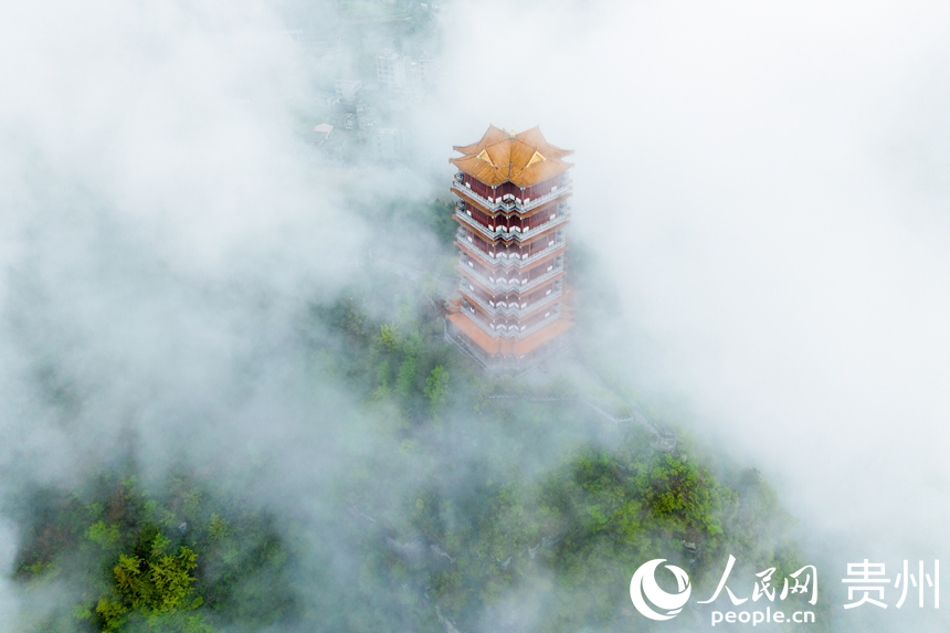 烏江岸邊的青山之上，云霧升騰，宛如一幅剛剛落筆的潑墨山水畫。人民網(wǎng)記者 涂敏 攝