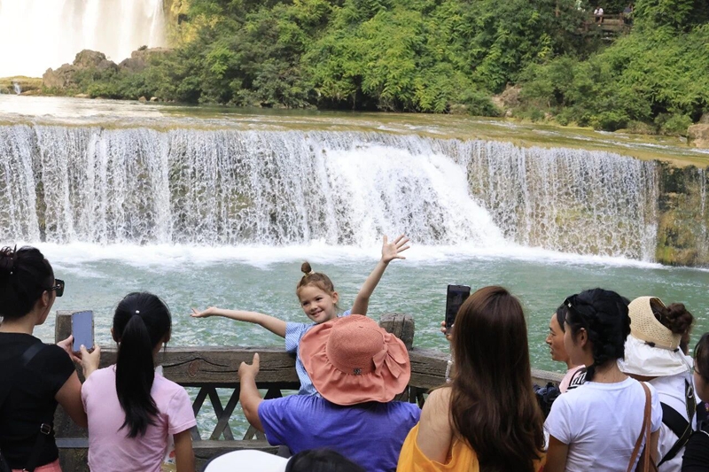 外國游客打卡黃果樹.jpg