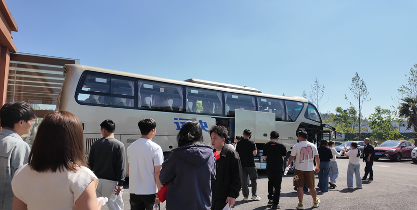 安順經開區政企聯動輸送務工人員穩就業。