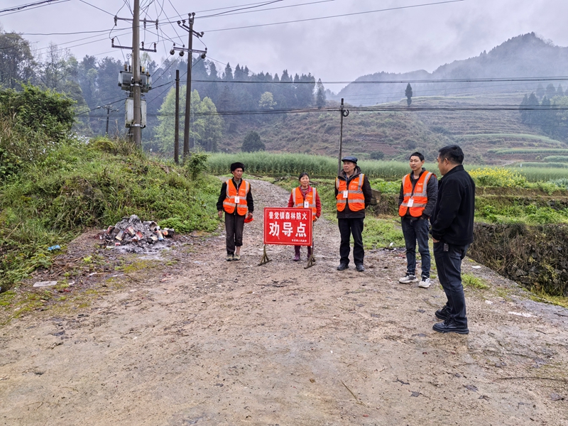 松桃普覺鎮各村護林員在進山路口設立勸導點值班值守、火源管控_242_661.jpg