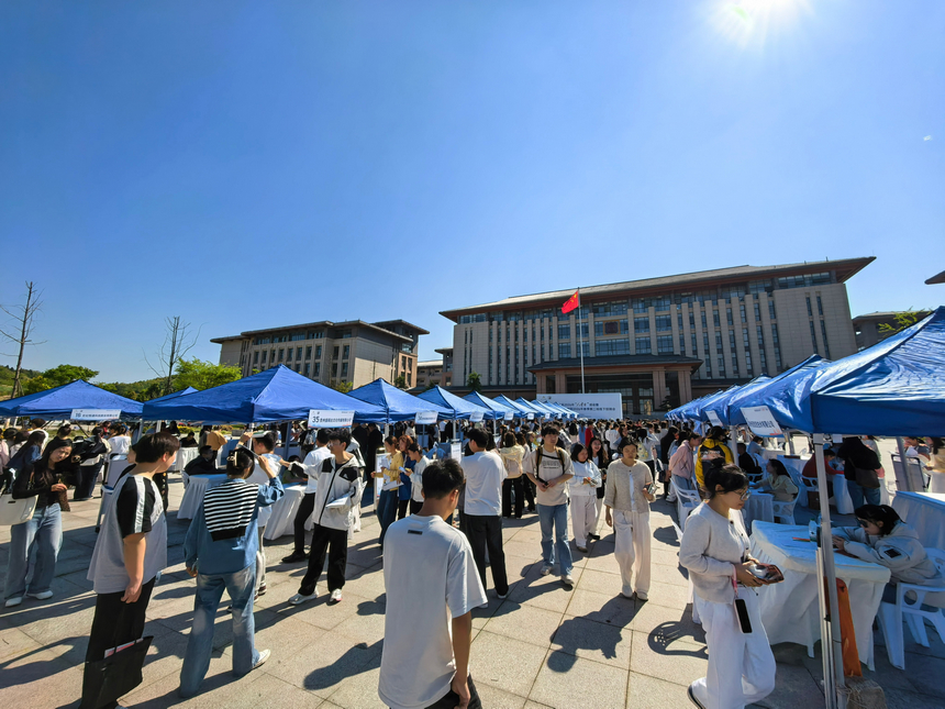 近日,修文縣在貴州中醫藥大學時珍學院開展2026年“人才日”活動。文俊入攝