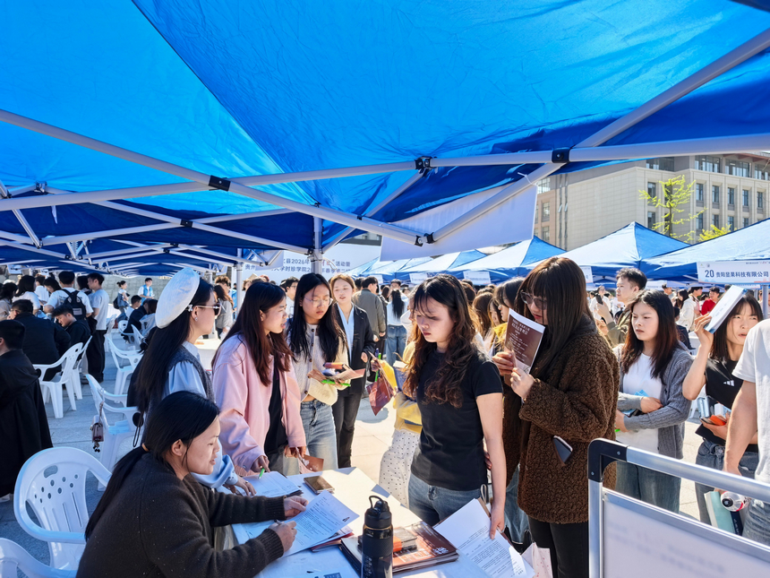 為時珍學院2026屆及往屆畢業生、修文縣服務期滿離崗的西部計劃志愿者、登記失業青年群體、靈活就業意向人員及其他求職群體提供求職平臺。文俊入攝