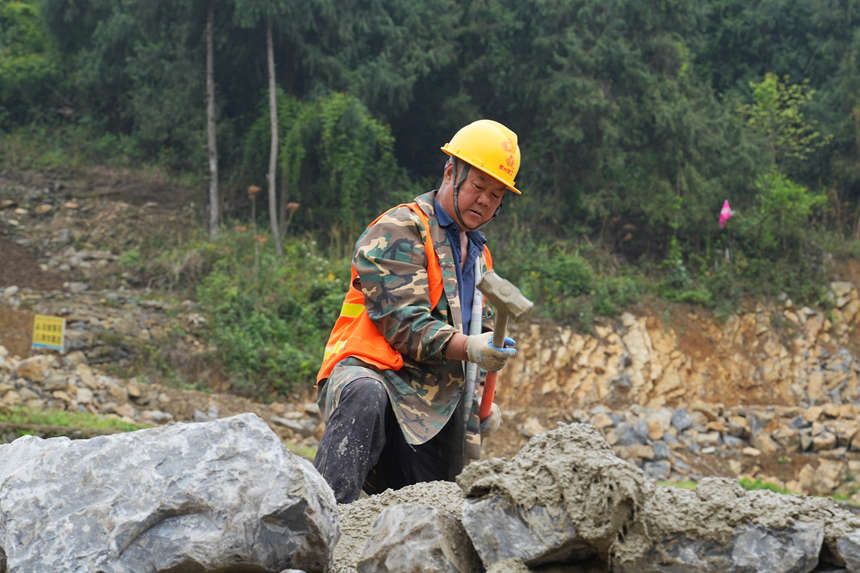 本地務工的工人干的熱火朝天。