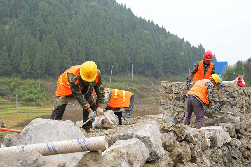 工人們進行擋墻作業。