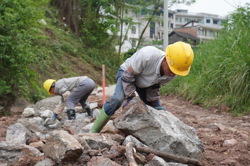 工人們正在進行機耕道建設。